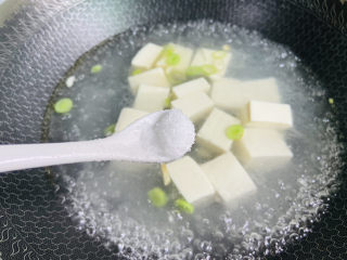 11、苋菜豆腐汤,加入适量盐煮五分钟