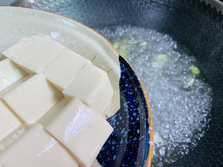 10、苋菜豆腐汤,倒入豆腐