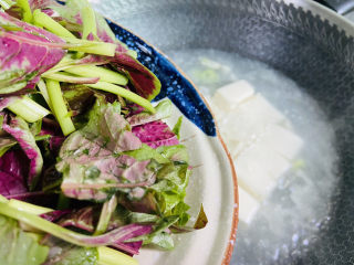 12、苋菜豆腐汤,倒入苋菜煮熟