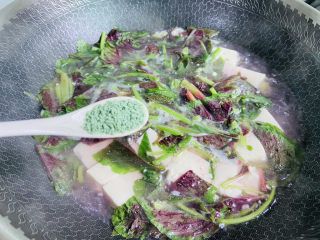 13、苋菜豆腐汤,加入适量蔬之鲜