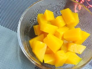 1、边花南瓜花样馒头,南瓜选用本土南瓜，特别甜！切小块，隔水蒸熟！