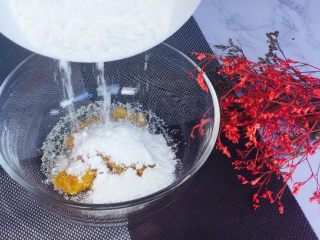 2、边花南瓜花样馒头,蒸熟的南瓜，放置冷却后加入白糖，酵母，面粉等，搅拌成絮状！