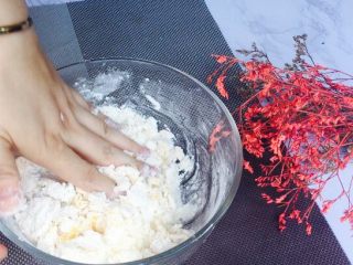 3、边花南瓜花样馒头,用手揉成面团，揉至表面光滑，往中心用力，做花样馒头要和面的硬一些！