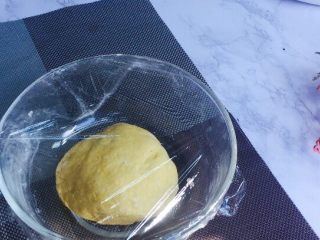 4、边花南瓜花样馒头,盖上保鲜膜室温发酵一倍大，这里夏季发酵特别快，做造型需要时间，所以只要发酵一倍大！