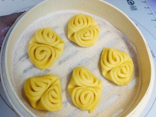 12、边花南瓜花样馒头,依次压好形状，冷水下锅蒸10分钟即可！蒸好后焖3分钟在出锅！