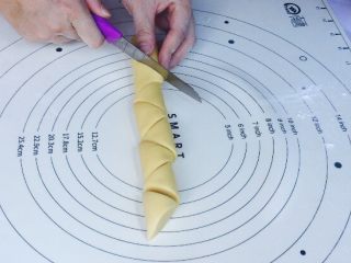 10、边花南瓜花样馒头,卷好后，用锋利的小刀切三角块！上下来回切，均匀分割！