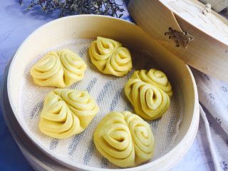 14、边花南瓜花样馒头,一款简单的南瓜花样馒头就做好啦！有更多想法就可以做出更多形状！