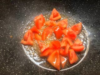 5、番茄烧豆腐,锅里放入少许油，把番茄放入煸炒出番茄汁。