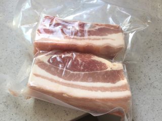 2、啤酒红烧肉,选择5花3层的带皮猪肉