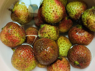 2、荔枝罐头,用水冲洗干净