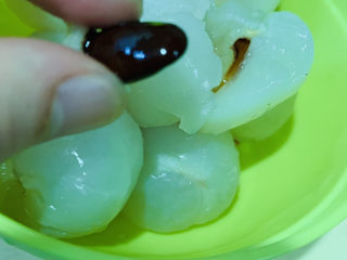 5、荔枝罐头,取出壳