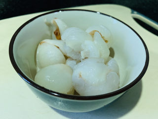 6、荔枝罐头,先装碗里