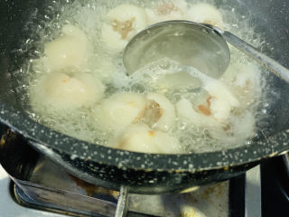 12、荔枝罐头,转中小火，搅拌一下，继续煮