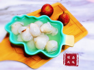 15、荔枝罐头,荔枝罐头，待凉后，放冰箱可以冷藏1周左右，冰镇后味道非常好！