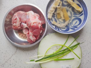 1、排骨冬瓜汤,首先我们准备好所有食材