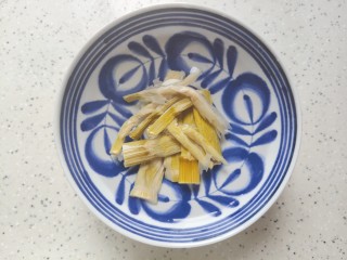 4、排骨冬瓜汤,这期间我们来处理其他食材，笋干需提前浸泡至软