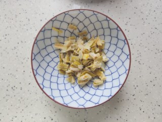 6、排骨冬瓜汤,然后切成小丁