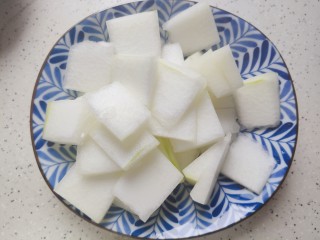 7、排骨冬瓜汤,冬瓜去皮去瓤，洗净之后切块