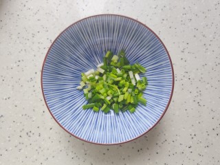 8、排骨冬瓜汤,小葱洗净之后切圈