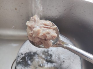9、排骨冬瓜汤,煮好的排骨用流动水冲洗干净表面的浮沫