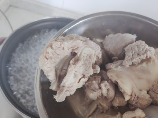 10、排骨冬瓜汤,重新煮一锅水，水开后放入排骨