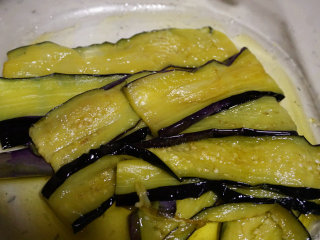 3、美味私房茄子,将控油后的茄子放入碗中放凉待用