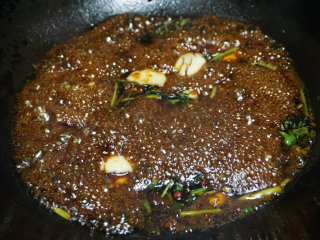 6、美味私房茄子,用大火烧沸