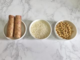 1、太极养生羹 ,准备白色部分的食材,大米、山药、黄豆称重。