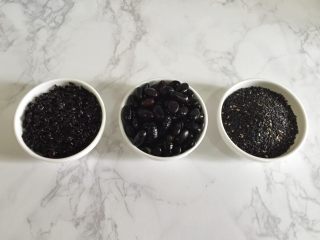 7、太极养生羹 , 黑豆需提前用清水泡8小时以上,黑米淘洗干净,芝麻炒熟。