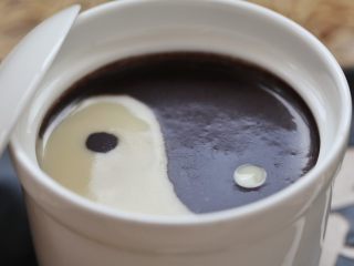 13、太极养生羹 , 点上太极的两个点。太极养生羹完成,即可享用。