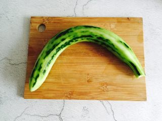 2、黄瓜雪梨汁,黄瓜洗干净削皮，可以保留少许的黄瓜皮