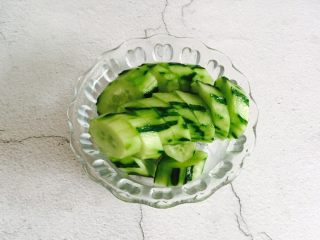 4、黄瓜雪梨汁,黄瓜切片
