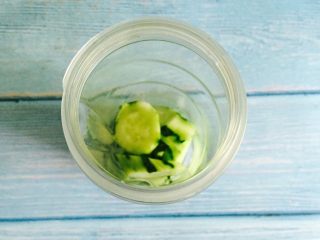 6、黄瓜雪梨汁,将黄瓜放入果汁杯里