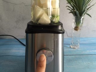 11、黄瓜雪梨汁,摁启动键开始工作