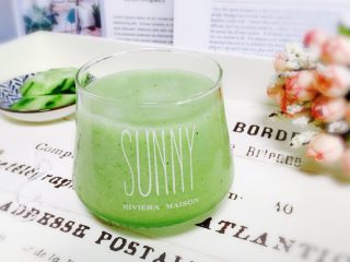 13、黄瓜雪梨汁,倒入玻璃杯里