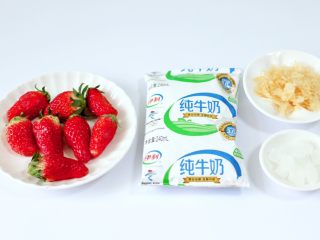 1、草莓牛奶燕耳露,首先备齐所有的食材。