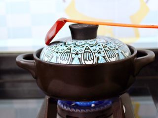 4、草莓牛奶燕耳露,盖上锅盖小火炖煮至15分钟后。