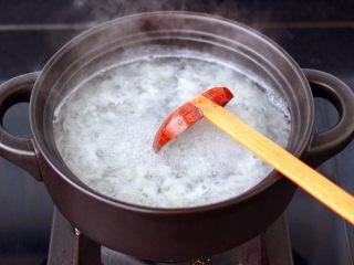 5、草莓牛奶燕耳露,看见燕耳变得越来越透明通透时。