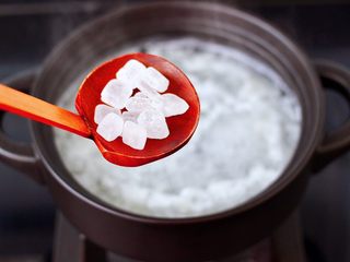 6、草莓牛奶燕耳露,加入冰糖调味。