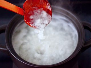 7、草莓牛奶燕耳露,看见燕耳炖出胶质的时候就可以关火了，放凉备用。