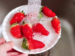 8、草莓牛奶燕耳露,把草莓用清水反复冲洗干净。