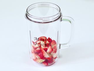 11、草莓牛奶燕耳露,榨汁杯里放入草莓。