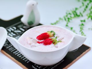 15、草莓牛奶燕耳露,把榨好的草莓牛奶倒入碗里，加入煮好的燕耳，上面再点缀上草莓，就可以享用了。