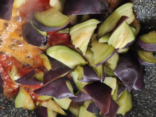 8、西红柿烧茄子,将茄子捞出挤干水后放入锅中