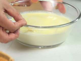 2、顺德双皮奶,煮好的牛奶倒入小碗中，静置晾凉，待表面形成一层奶皮