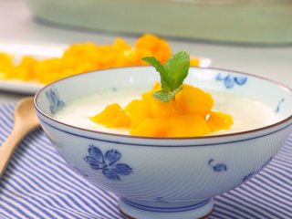 6、顺德双皮奶,取出摆上芒果丁，即可享用