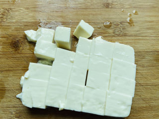 2、白菜豆腐汤,豆腐冲洗一下切小块