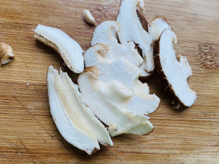 3、白菜豆腐汤,香菇洗净切片