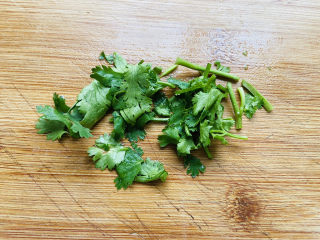 5、白菜豆腐汤,香菜洗净切碎