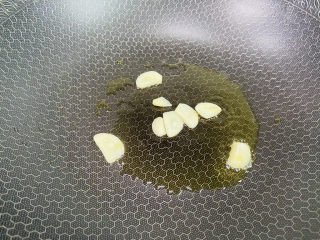 8、白菜豆腐汤,起油锅放入蒜片炒香